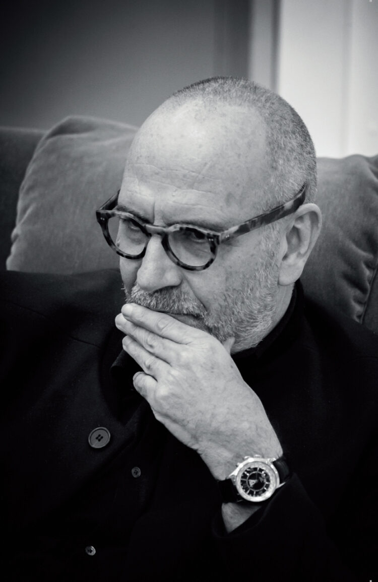 ПОЭЗИЯ И ЛЕГКОСТЬ сосуществуют в новой  революционной коллекции Punk, разработанной Роберто Lazzeroni для  Barovier&Toso и вдохновленной стилистическими выражениями 50-х и  60-х годов.